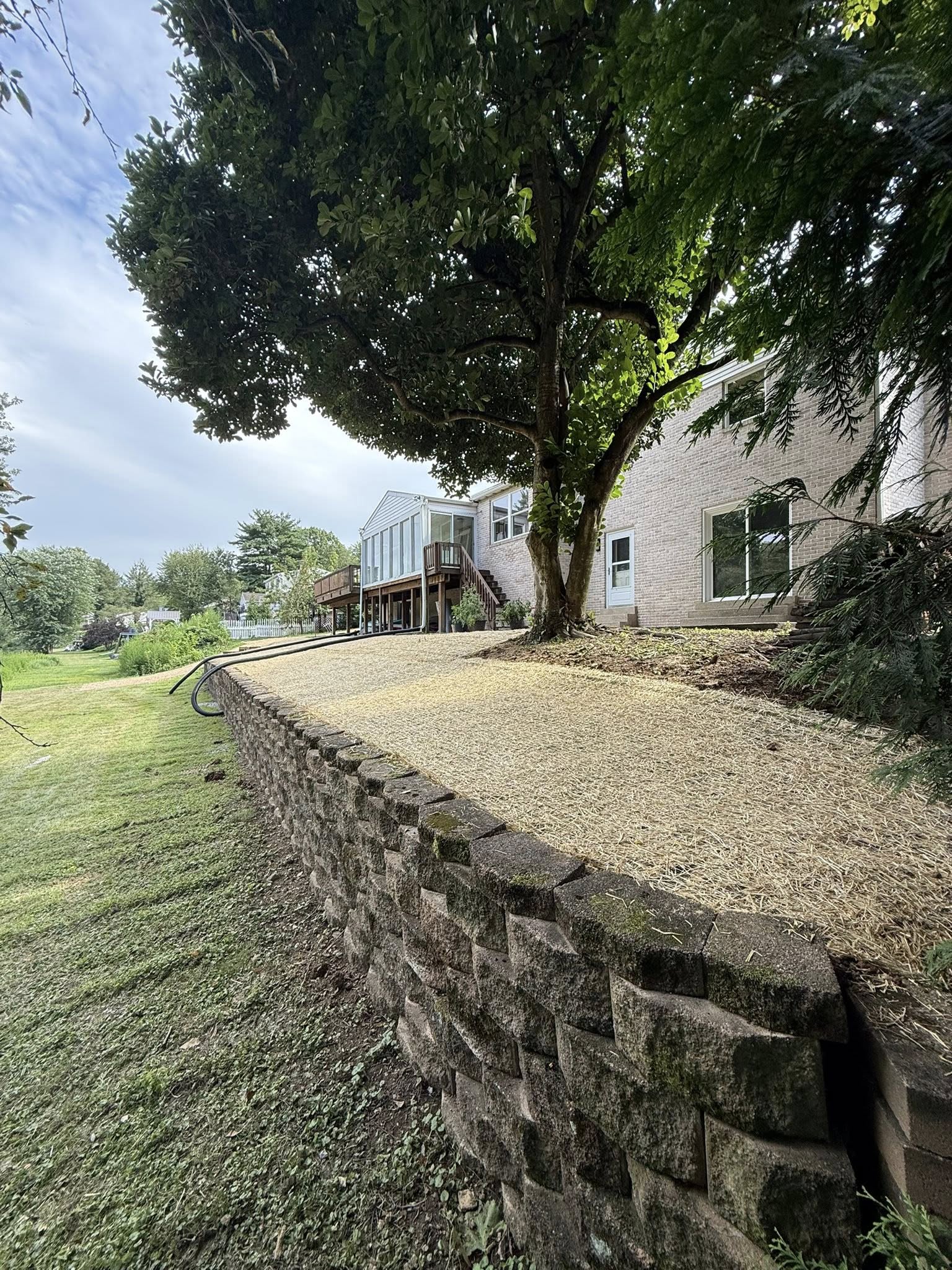 Retaining wall with pavers